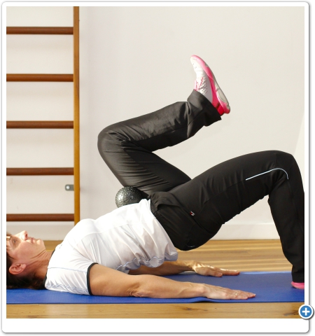 Activation: lokale (z.B. glute bridge), globale (z.B. Ausfallschritt mit ValSlide) und dynamische Aktivierungsübungen (z.B. Sprünge oder Koordinationsleiter)