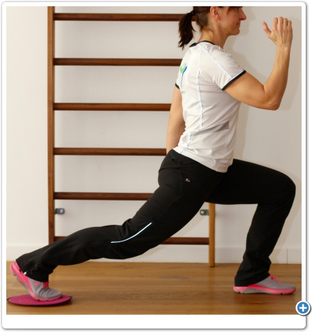 Activation: lokale (z.B. glute bridge), globale (z.B. Ausfallschritt mit ValSlide) und dynamische Aktivierungsübungen (z.B. Sprünge oder Koordinationsleiter)